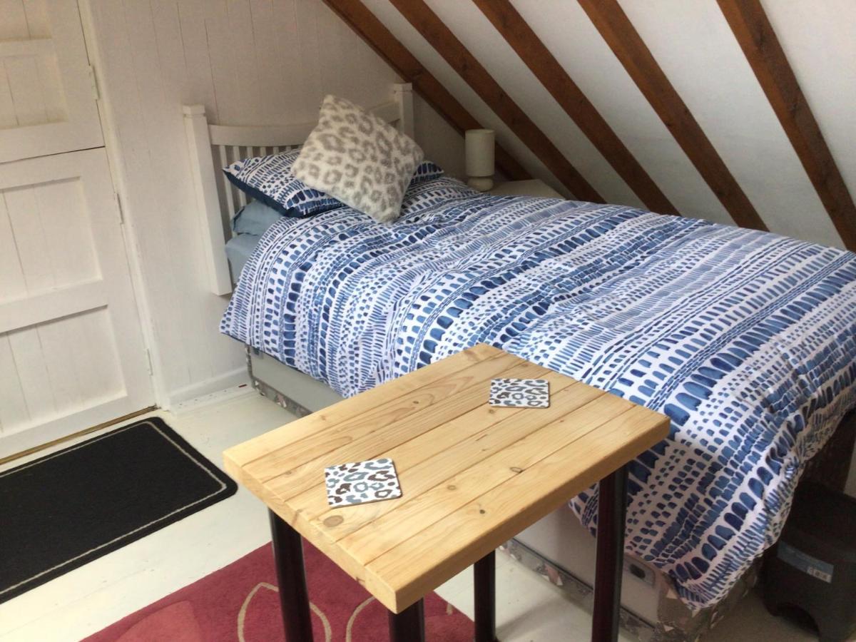 Cozy Camborne Studio Retreat With Two Single Beds Ngoại thất bức ảnh